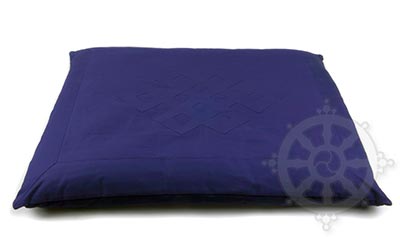 Le zabuton est un coussin de sol originaire du Japonde forme rectangulaire destiné à rendre l'assise ou l'agenouillement plus comfortable et possible durant de longues périodes. Dans la culture japonaise, ces coussins étaient autrefois réservés aux personnes de haut rang au sein de la cour impériale du Japon. Les zabutons sont devenus aujourd'hui un objet de la vie quotidienne au Japon. Ils se retrouvent dans le catalogue de the-dharma-store.com car ils sont également un outil très utile pour nous aider dans nos séances prolongées de méditation. Dans ce cas, ils sont destinés à éviter la dispersion de la chaleur de votre corps vers le sol et faciliter le maintien de la posture durant de longues périodes.